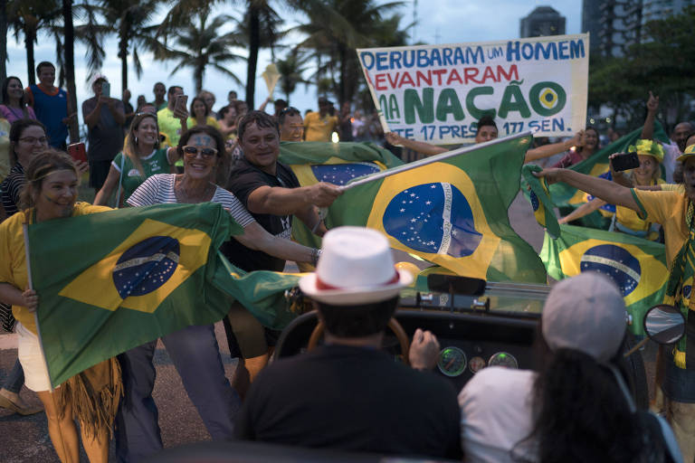Grupo de militantes manifesta apoio ao candidato à Presidência Jair Bolsonaro (PSL) no Rio de Janeiro