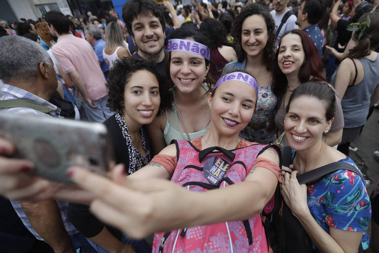 Mulheres tiram selfie durante protesto contra o candidato à Presidência Jair Bolsonaro (PSL) em São Paulo
