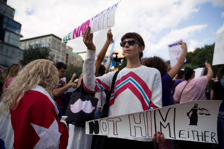 Protesto de mulheres contra o candidato à Presidência Jair Bolsonaro (PSL) em Union Square, Nova York (EUA) neste sábado (29)