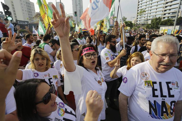 A candidata Katia Abreu (PDT), vice de Ciro Gomes (PDT) à Presidência participa de ato público contra o adversário Jair Bolsonaro (PSL) na tarde deste sábado (29) no Largo da Batata, zona oeste de São Paulo