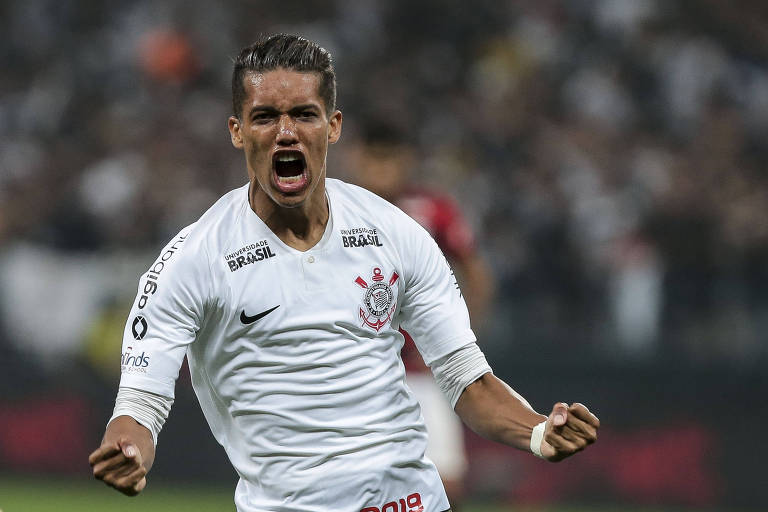 Pedrinho, do Corinthians, comemora seu gol durante a partida contra o Flamengo 
