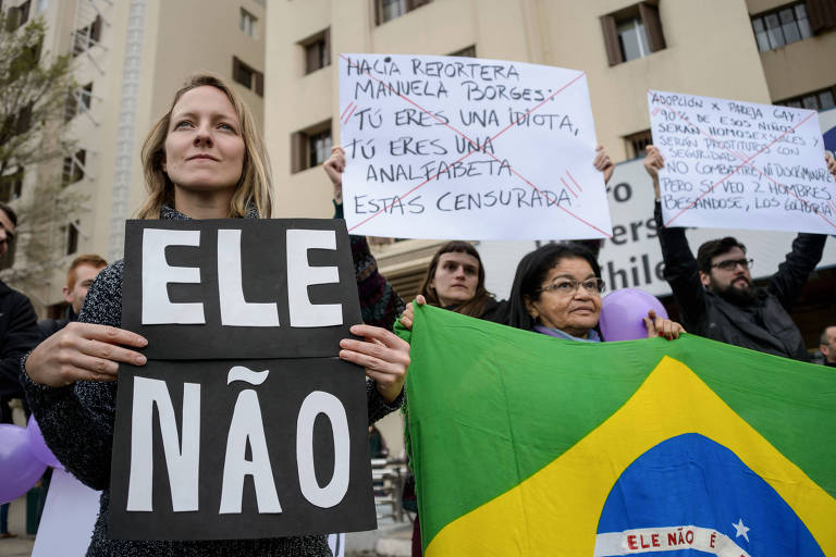 Mulheres participam de manifestação contra o candidato à Presidência Jair Bolsonaro (PSL) como parte do movimento 'Ele não' em Santiago, Chile