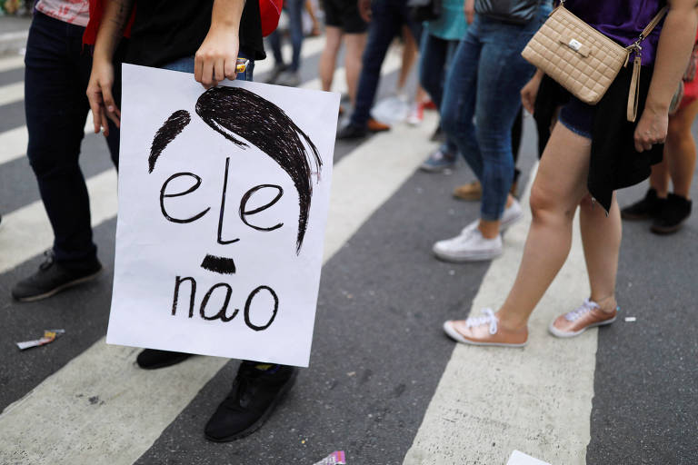 Cartaz da campanha contra o candidato Jair Bolsonaro (PSL) é visto durante manifestação em São Paulo; movimento 'Ele não' teve repercussão internacional neste sábado (29)