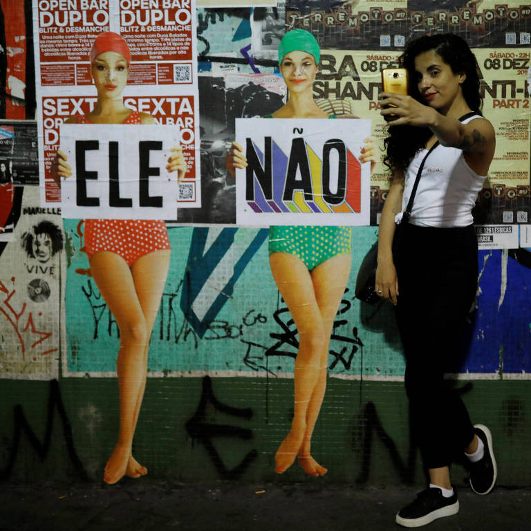 Mulher tira uma selfie durante manifestação contra o candidato à Presidência Jair Bolsonaro (PSL) em São Paulo