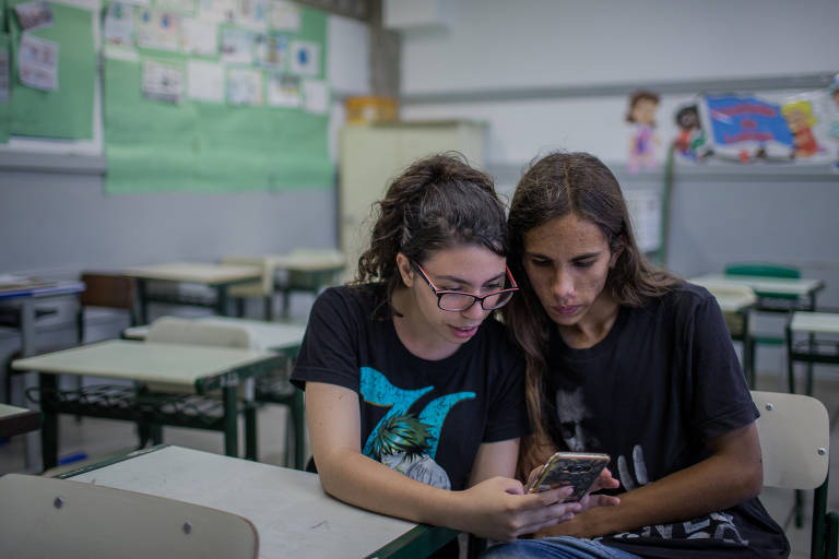 Lorhaynne Xavier, 16, e Kaio Dinis Miranda, 16, alunos da escola Ministro Oscar Dias Correia, em SP
