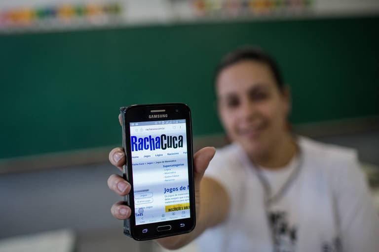 Professora Regiane Oliveira Santos fez um acordo com alunos e seus pais para o uso do celular