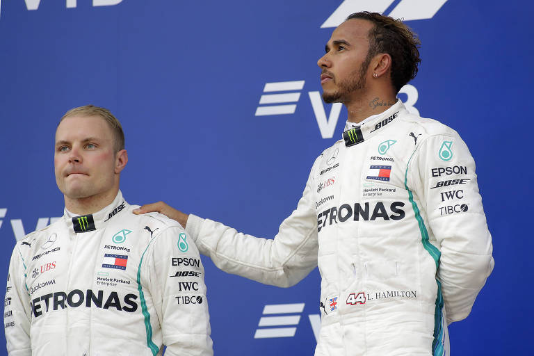 Lewis Hamilton consola Valtteri Bottas no pódio do GP da Rússia de F-1