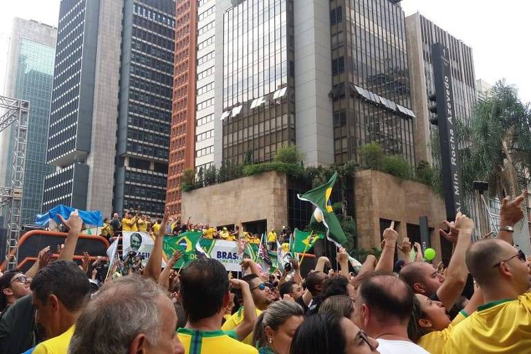 Manifestantes participam de ato pró-Bolsonaro na avenida Paulista