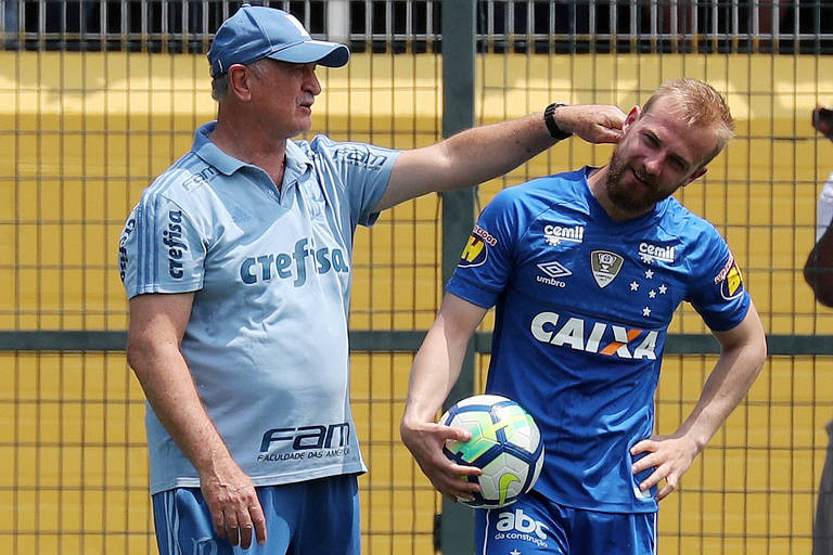 Felipão brinca com Marcelo Hermes durante jogo entre Palmeiras e Cruzeiro, no Pacaembu
