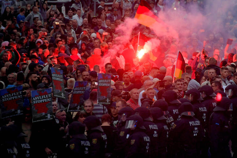Manifestantes de extrema-direita em Chemnitz, na Alemanha, no dia 27 de agosto