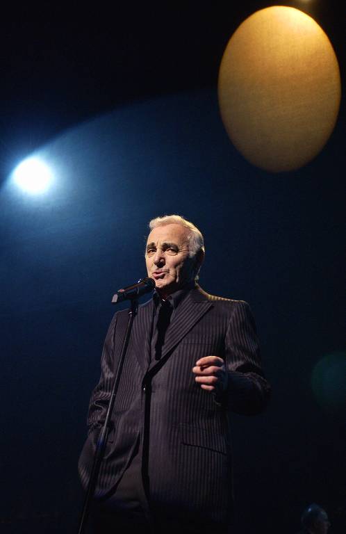Charles Aznavour em show em Paris, na comemoração de seus 80 anos, em 2004