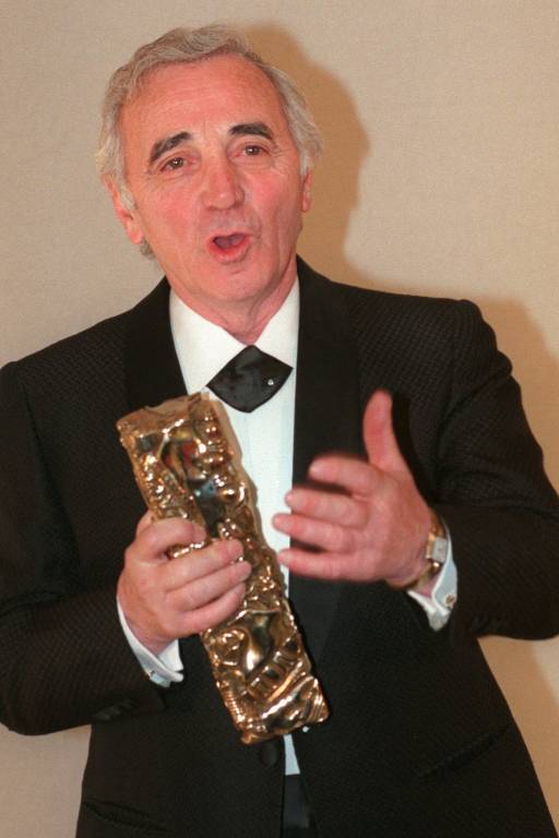 Aznavour com o prêmio César honorário, que recebeu em 1997