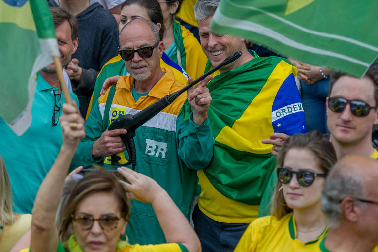 Apoiadores de Jair Bolsonaro (PSL) à Presidência realizaram uma manifestação na tarde de domingo (30), em Porto Alegre (RS)