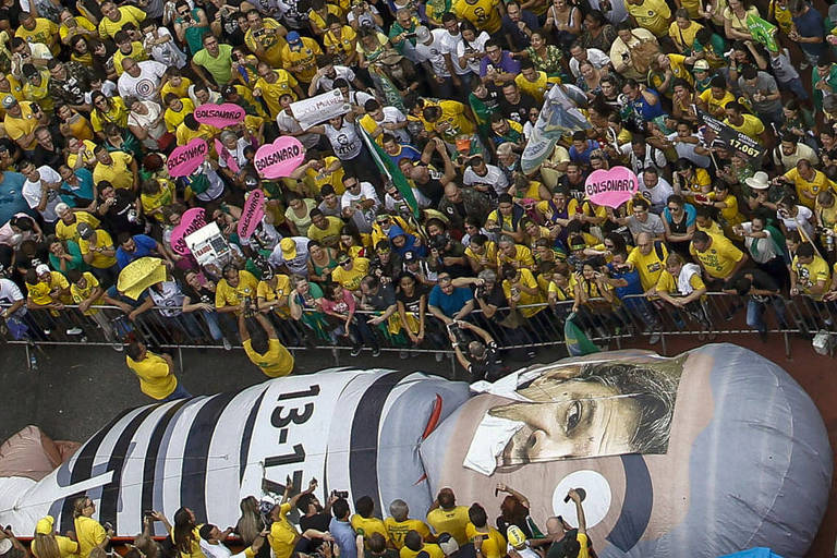 'Pixuleco', boneco que faz referência ao ex-presidente Lula, com imagem de Fernando Haddad (PT) em manifestação de apoiadores de Jair Bolsonaro (PSL), na av. Paulista, em São Paulo