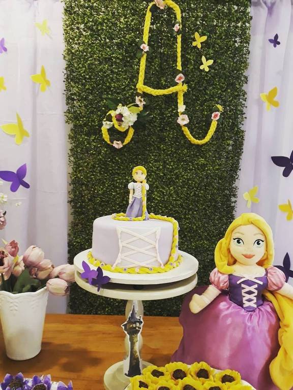 Rafael Cardoso e a mulher, Mariana Bridi, reuniram familiares e amigos para comemorar o aniversário de 4 anos da filha mais velha, Aurora 