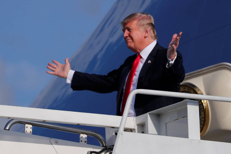 Trump abre os braços ao sair do Air Force One