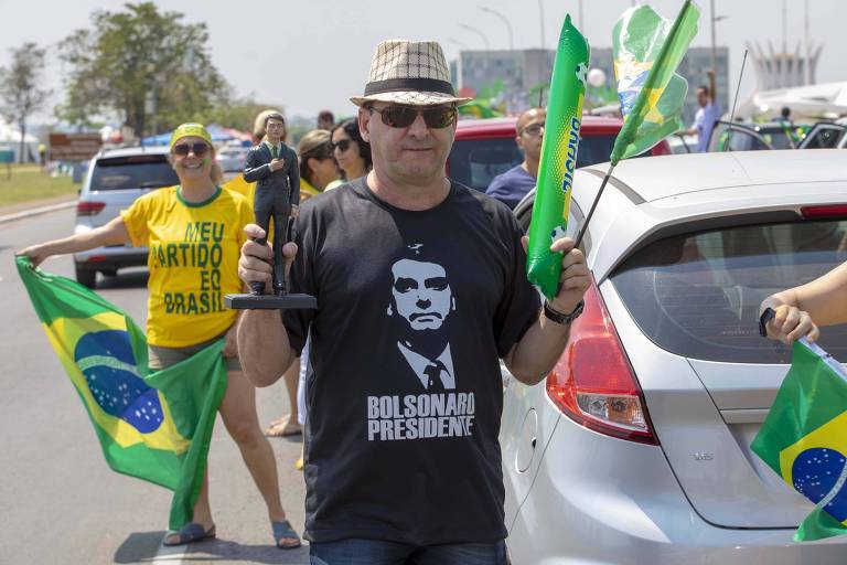 Carreata em apoio à candidatura de Jair Bolsonaro (PSL) à presidência, em Brasília (DF), na manhã de domingo (30). 