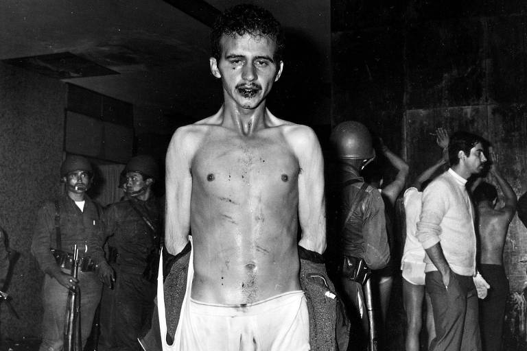 López aparece posando para a foto apenas de cueca e com o resto de suas roupas destruídas. Além de sangramento na boca ele tem hematomas em outras partes do corpo.