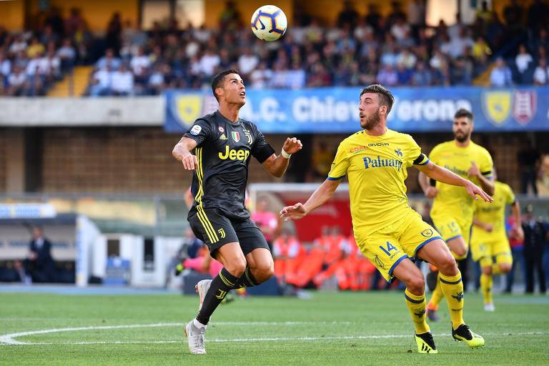 O atacante português Cristiano Ronaldo domina bola em sua partida de estreia pelo Campeonato Italino 2018/19, diante do Chievo