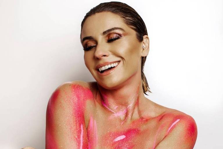 Giovanna Antonelli posa nua e pintada de rosa para lançar linha de produtos