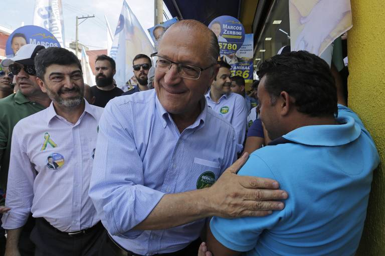 O candidato à Presidência pelo PSDB Geraldo Alckmin cumprimenta eleitor durante caminhada pelo bairro de Perus, zona norte de São Paulo