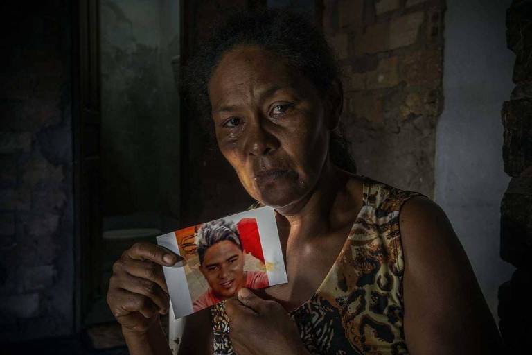 Maria da Conceição Paulino de Souza, 50, mãe do preso Abel de Sousa, que enviou mensagem de celular poucas horas antes de ser decapitado e esquartejado em chacina na Penitenciária Agrícola de Monte Cristo, em Boa Vista, Roraima. Ao todo foram 33 mortos. Nas mensagens, Abel dizia que achava que ia morrer e que estava com muito medo. Ele estava preso há um mês e ainda não havia sido condenado