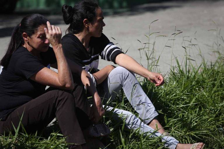 Parentes e amigos das vitimas da chacina de Osasco chegam ao IML central para reconhecimento dos corpos