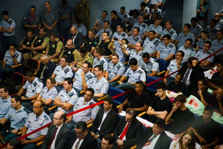 Parentes de vitimas da chacina de Osasco chegam com faixas de protesto em audiência pública realizada na Assembleia Legislativa
