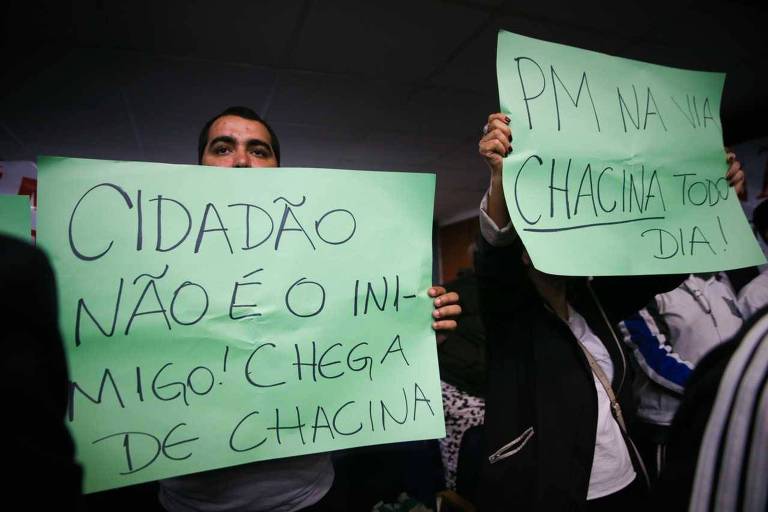 Parentes de vitimas da chacina de Osasco chegam com faixas de protesto na  audiência pública realizada na Assembleia Legislativa