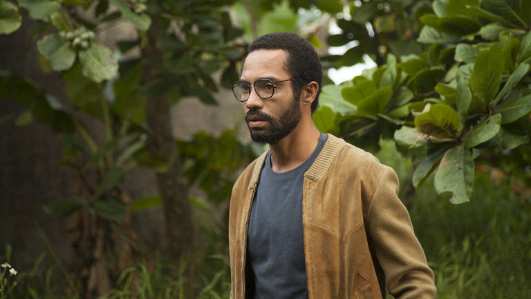 Roberto (Silvio Guindane) em cena de 'Mare Nostrum', de Ricardo Elias