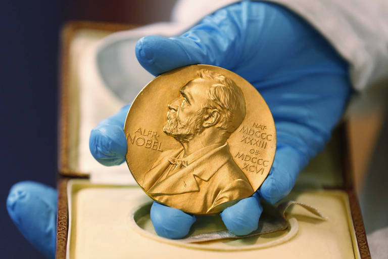 Medalha, com o silhueta de Alfred Nobel, que os laureados ganham