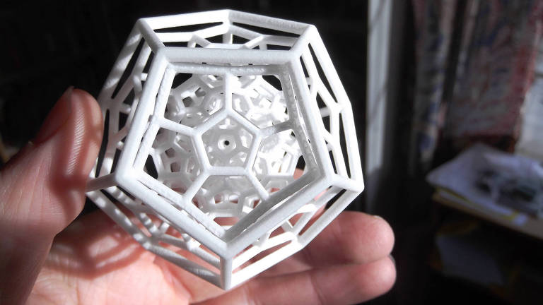 Projeção de objeto quadridimensional em uma figura geométrica em 3D