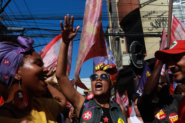 Militância do PT celebra a chegada do candidato à Presidência Fernando Haddad, durante comício em Duque de Caxias, na baixada Fluminense, Rio de Janeiro 