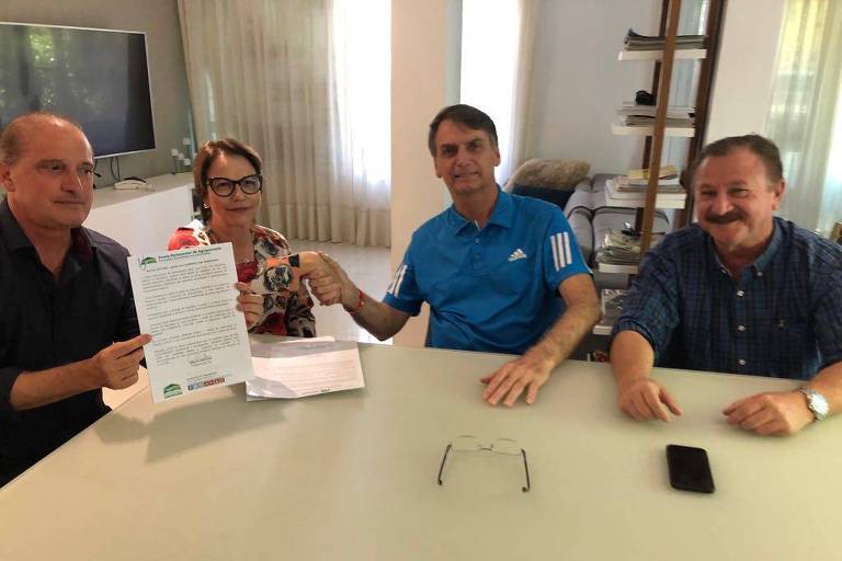 Jair Bolsonaro recebe documento de apoio da FPA (nas mãos do deputado Onyx Lorenzoni) ao lado da presidente da frente, Tereza Cristina, e de Nabhan Garcia (UDR), em sua casa no Rio