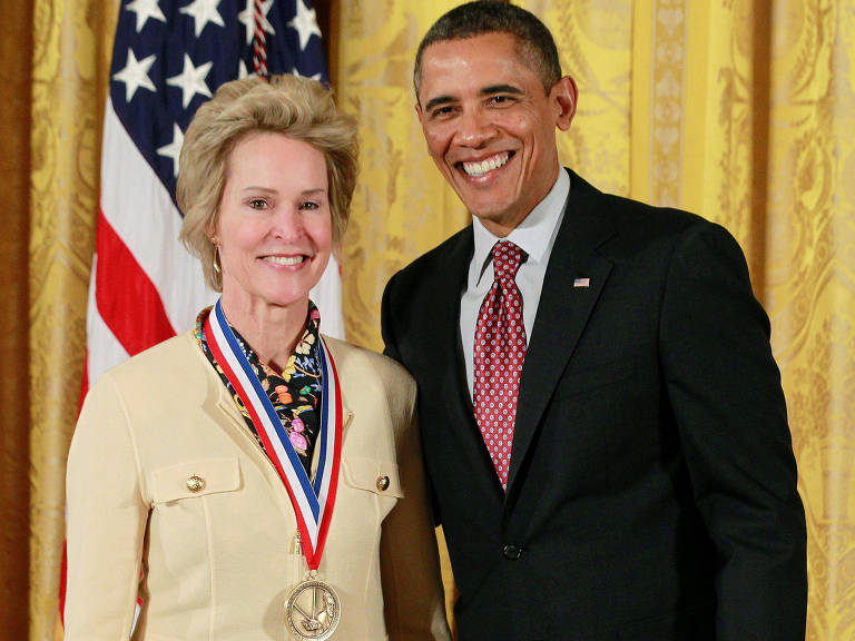 Em 2013, Frances Arnold recebe, de Barack Obama, então presidente dos EUA, prêmio de inovação tecnológica