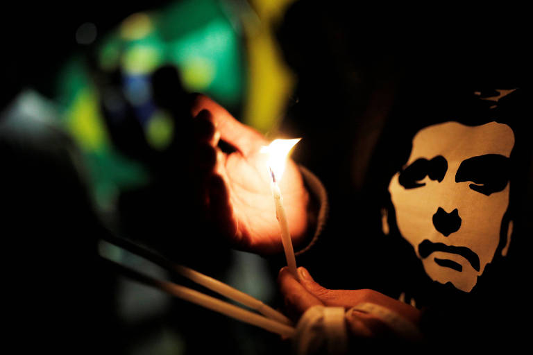 Apoiador do candidato à presidência Jair Bolsonaro (PSL) acende uma vela durante vigília em frente ao Hospital Albert Einstein, em São Paulo, onde foi transferido depois de ser esfaqueado em Juiz de Fora