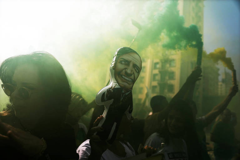 Militante segura boneco com a imagem do candidato à Presidência Jair Bolsonaro (PSL) na Avenida Paulista, em São Paulo, durante manifestação de apoio