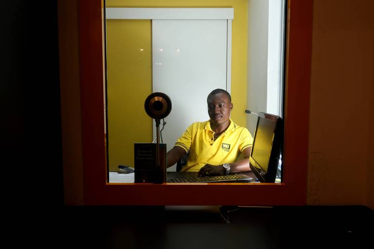 Ader Laurent, haitiano que foi contratado por uma casa de câmbio em Curitiba, no Paraná, para atender a demanda de imigrantes vindos de sua terra natal para a cidade