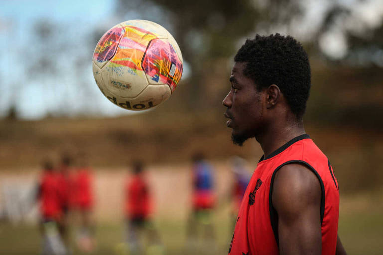 Elison Duce, 19, está no Brasil desde 2012. O Pérolas Negras, time formado por jogadores que nasceram no Haiti, foi criado pela ONG Viva Rio no ano de 2010