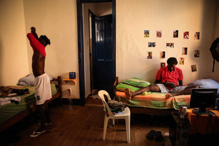 O Pérolas Negras, time formado por jogadores que nasceram no Haiti, se prepara para partida na terceira divisão do futebol carioca