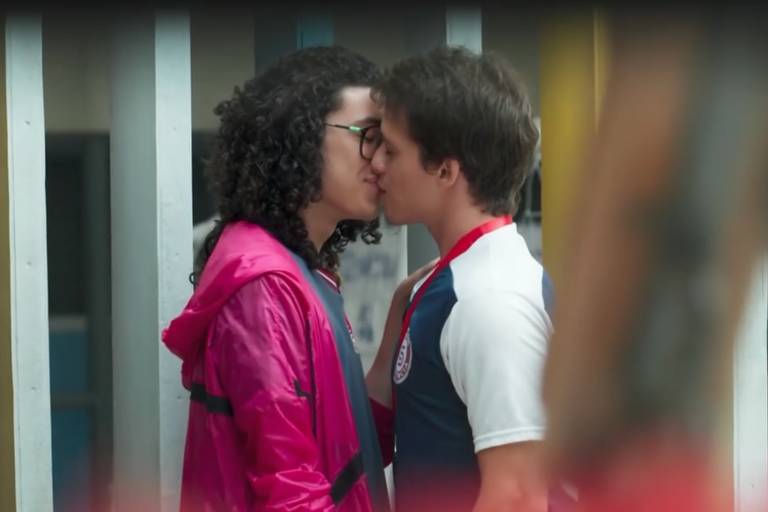Michael e Santiago se declararam e protagonizam beijo gay em Malhação