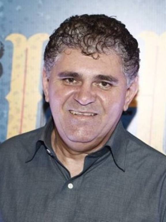 Conhecido como Batoré, o comediante Ivanildo Gomes Nogueira, 58, é candidato a deputado federal por São Paulo pelo PTB. Nascido na cidade pernambucana de Serra Telhada, o ator é conhecido principalmente pelo personagem que fazia no programa A Praça É Nossa. Entrou para a política há dez anos, quando foi eleito vereador pela cidade de Mauá, na Grande SP