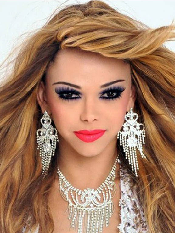 A jornalista e apresentadora Léo Áquilla, 48, é candidata a deputada federal por São Paulo, pelo PHS. De Teófilo Otoni, em Minas, ela passou por programas como Noite A Fora, Bom Dia Mulher e Balanço Geral, além do reality A Fazenda, no qual ficou em terceiro lugar. Já se candidatou quatro vezes a cargos públicos desde 2006, mas não foi eleita em nenhuma das ocasiões