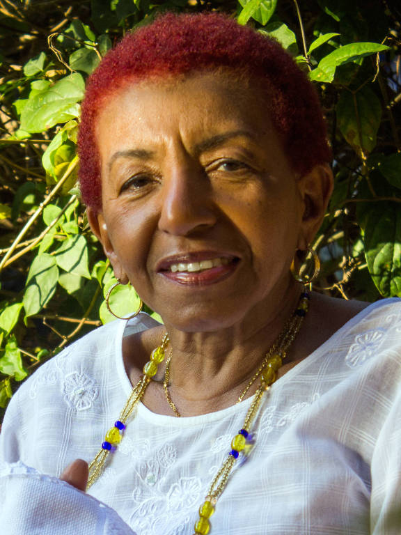 Cantora e atriz, Leci Brandão, 74, se candidata pela terceira vez ao cargo de deputada estadual por São Paulo, pelo PC do B. Na carreira artística desde a década de 1970, ela também foi comentarista do desfile das Escolas de Samba do Rio e de São Paulo desde os anos 1980. Entrou para a política em 2010, sendo eleita no mesmo ano a deputada estadual e reeleita em 2014. 