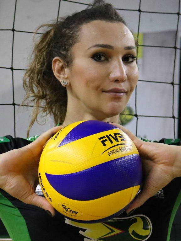Jogadora de vôlei, Tiffany Abreu, 33, é candidata a deputada federal por São Paulo, pelo MDB. Nascida em Goiás, ele foi primeira mulher trans a disputar uma partida oficial da Superliga, depois de ter jogado em ligas masculinas de países como Indonésia, Portugal, Espanha e França. 