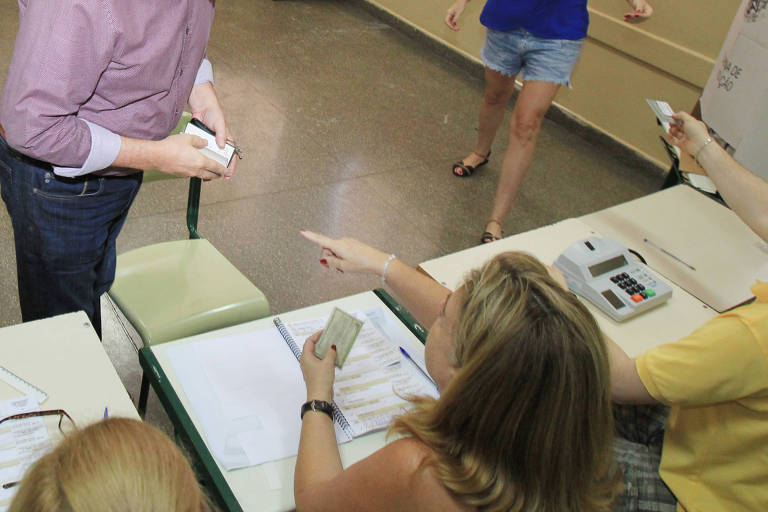 Mesa receptora de votos em colégio de Ribeirão Preto (SP) durante as eleições de 2014. Para este ano 1,9 milhão de mesários devem atuar na votação