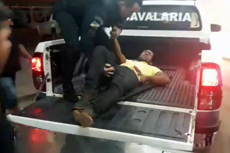 O candidato a deputado estadual em Roraima Deyvid Duarte é levado a hospital após ser baleado