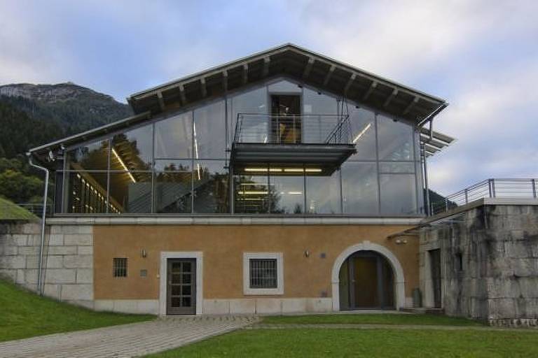 A poucos metros da antiga casa de Hitler, funciona o Dokumentation Obersalzberg, um centro de documentação que educa visitantes sobre o passado do prédio