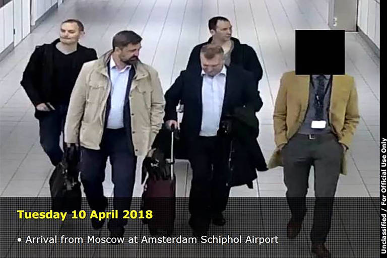 Quatro homens que seriam agentes russos chegam ao aeroporto de Schiphol, em Amsterdã (Holanda) 