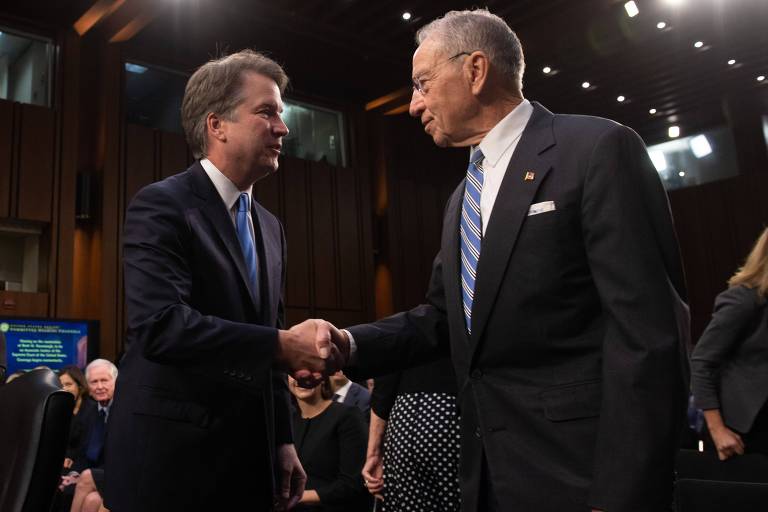 Foto do dia 5 de setembro mostra o juiz indicado por Trump Brett Kavanaugh (esq.) com o presidente do Comitê Judiciário do Senado, Chuck Grassley